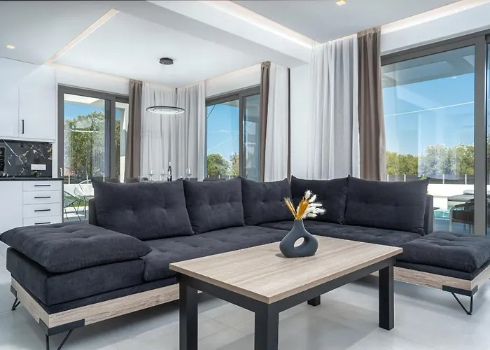 Christian Luxury Циливи