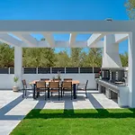 Christian Luxury Βίλα Τσιλιβί